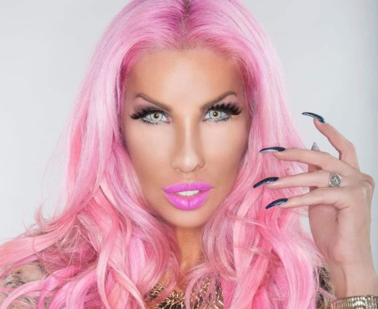 Shpenzoi 1 milion dollarë për t’u dukur si Barbie (FOTO)