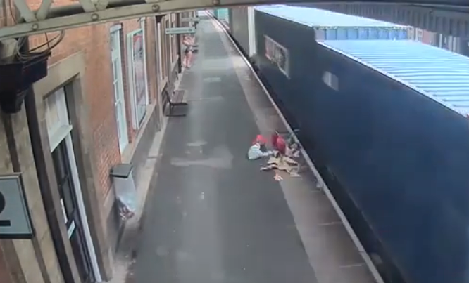 E frikshme: Treni tërheq zvarrë karrocën e fëmijëve (VIDEO)