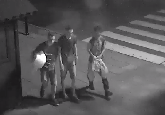 Tre djem ndihmojnë të pastrehun (VIDEO)