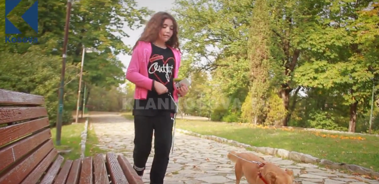 Ema Deva, strehuesja më e re e qenve endacak (VIDEO)