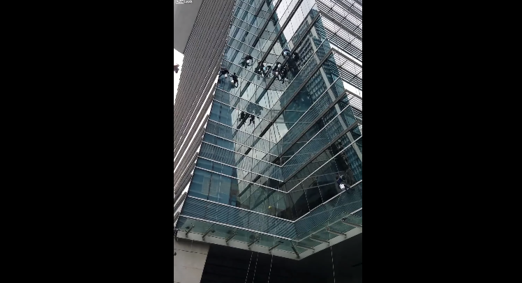 Kështu pastrohen dritaret në Bangkok (VIDEO)
