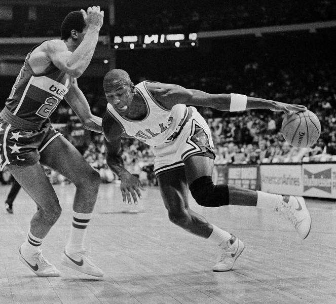 Sot 33 vjet më parë debutoi Michael Jordan (VIDEO)