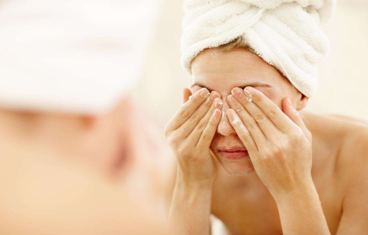 Mënyra më e mirë si ta pastroni fytyrën, sipas dermatologes