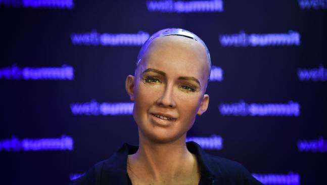 Një muaj pasi mori nënshtetësi, roboti Sophia planifikon familje (FOTO)