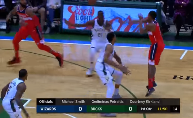 Howard ai i vjetri, udhëheq Hornets drejt fitores (VIDEO)