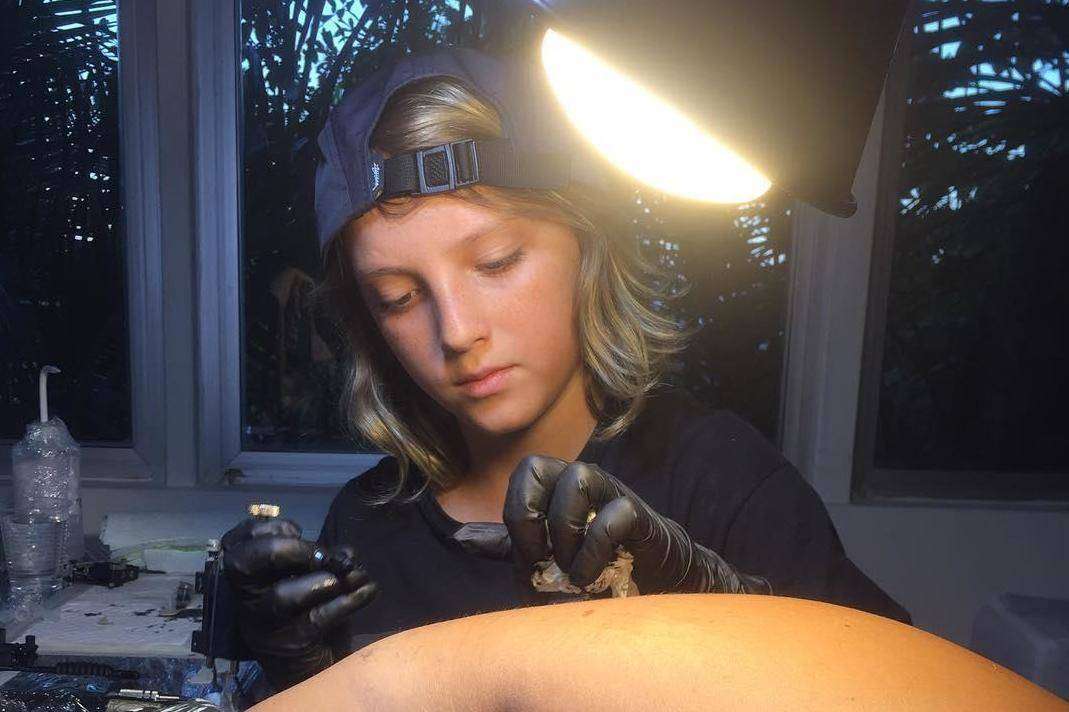 Bën tatuazhe me vetëm 12 vjet