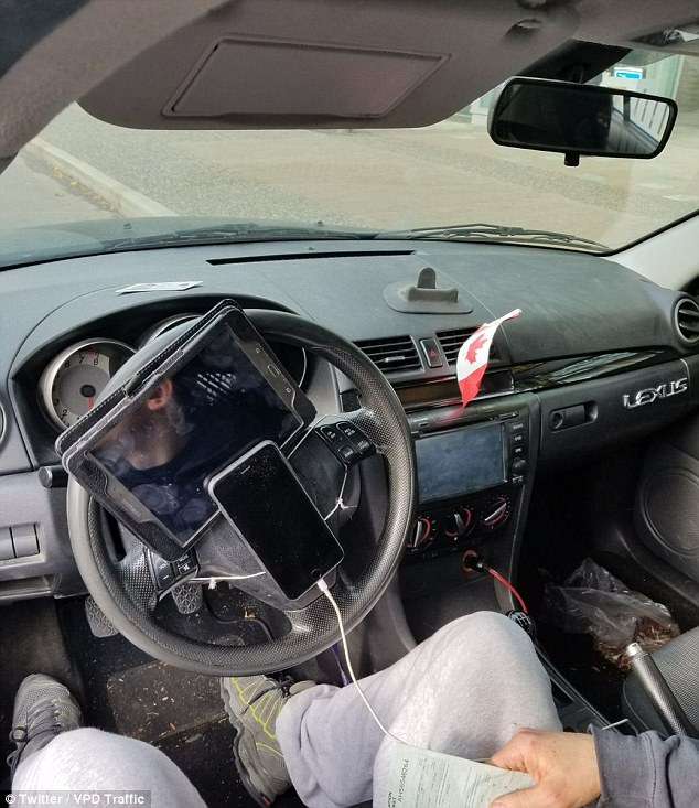 Lidh tabletin dhe telefonin për timon