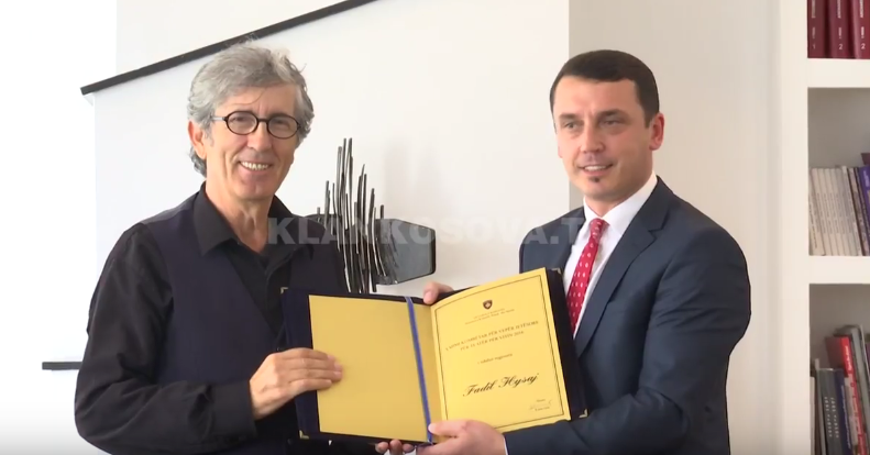 Hysaj nderohet me çmim për Vepër Jetësore (VIDEO)