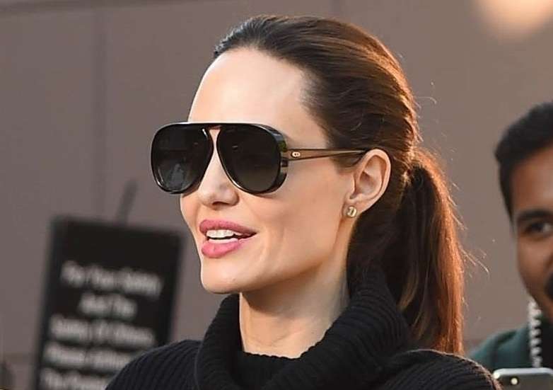 Angelina Jolie e lumtur teksa bën pazar me fëmijët (FOTO)