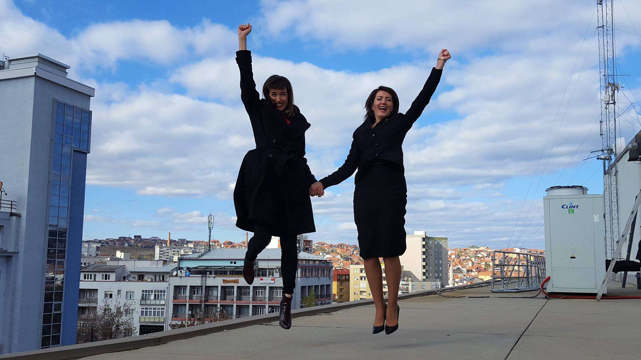 Jahjaga kërcen për paqe (FOTO)