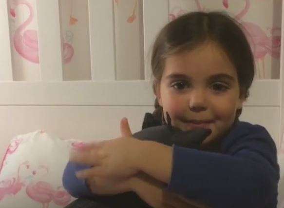Mahnitëse - katërvjeçarja ndihmon të pastrehët! (VIDEO)