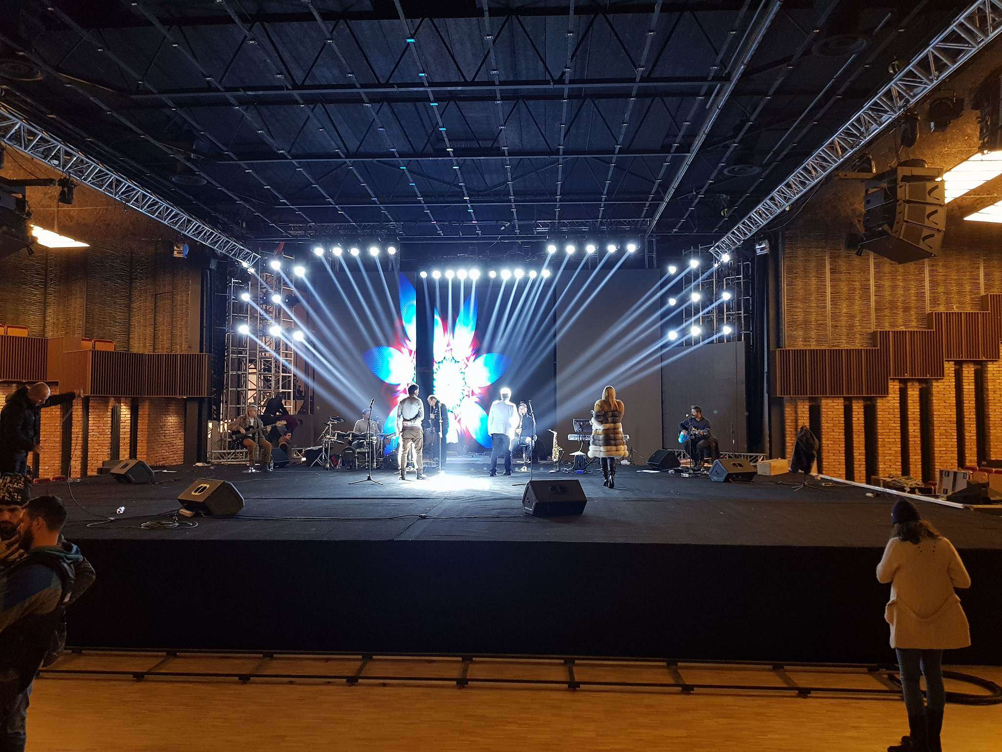 Gjithçka gati për Koncertin Unikal në Klan Kosova (FOTO)