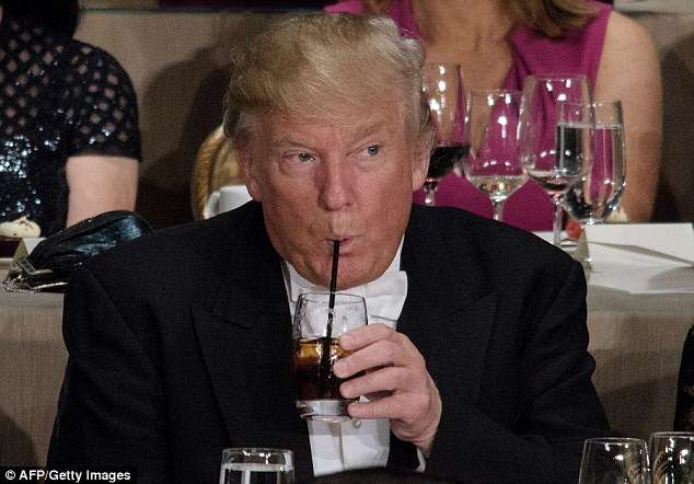 Presidenti Trump pi 12 kanaçe të Coca Cola brenda një dite!