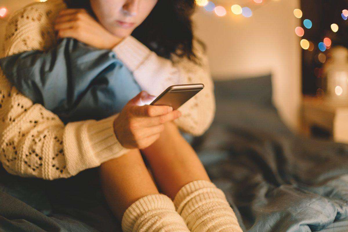 Të rinjtë e varur nga telefonat e mençur mund të kenë çekuilibrim të trurit