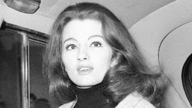 Vdes modelja e aferës Profumo, Christine Keeler (VIDEO)