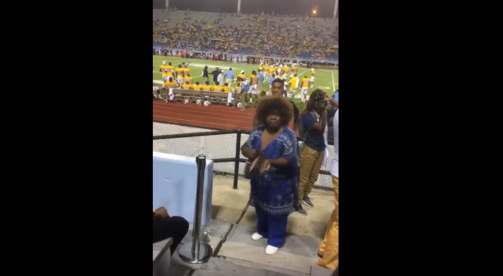 Duhet ta shikoni çfarë bëri kjo grua gjatë një ndeshje futbolli (VIDEO)
