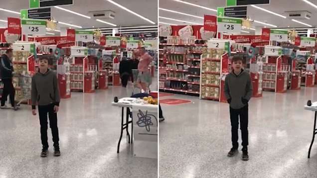 10 vjeçari me autizëm befason blerësit në market me zërin e tij (VIDEO)