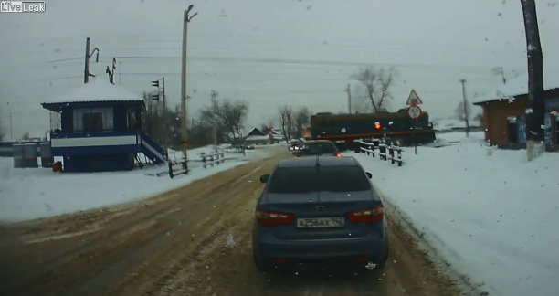18-vjeçari me kufje në vesh goditet nga treni, por mbijeton (VIDEO)