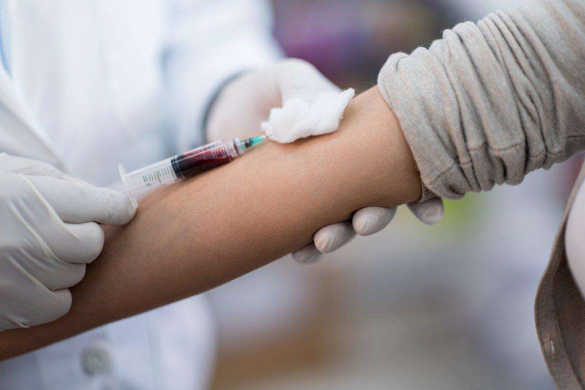 Një analizë e thjeshtë gjaku që diagnostifikon dy lloje të kancerit