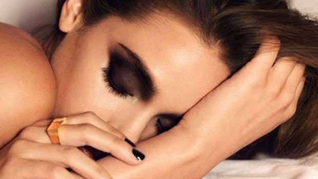 Çfarë ndodh me fytyrën tuaj kur flini me make-up?