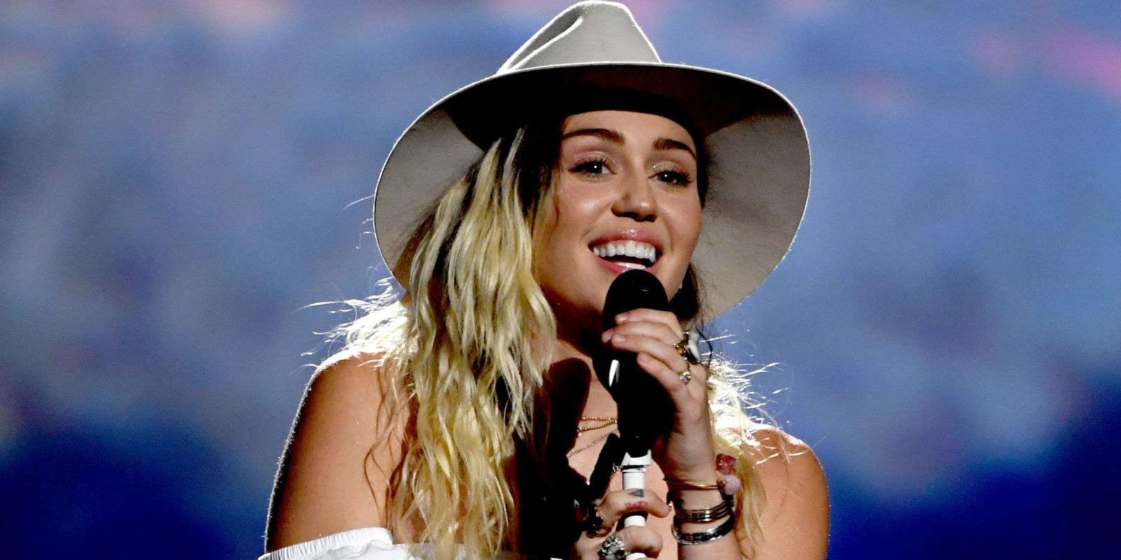 Miley Cyrus bën tatuazh të ri