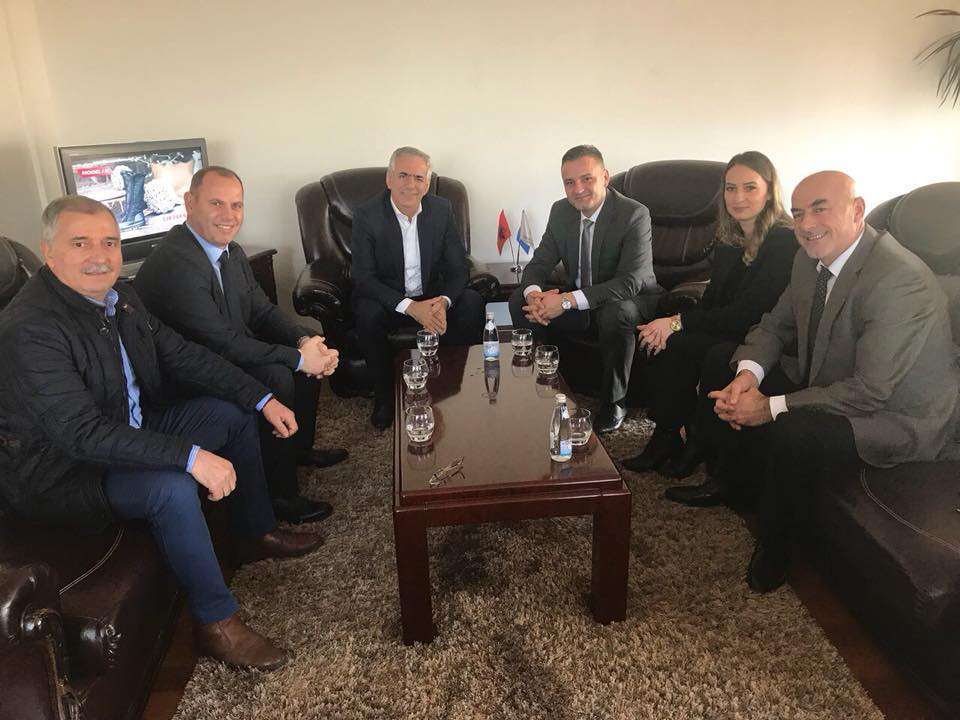Kush shkoi i pari për ta uruar Bekim Jasharin?