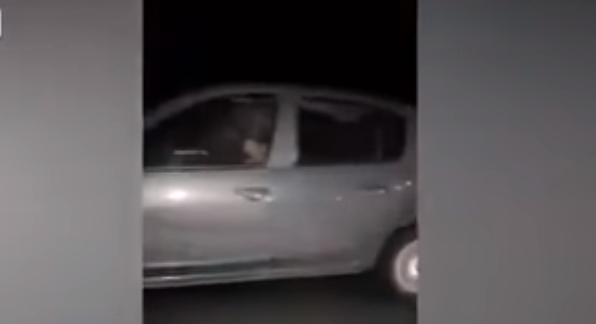 Pavarësisht shpejtësisë, çifti filmohet ndërsa kryejnë marrëdhënie seksuale në veturë (VIDEO)