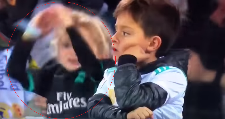 Kjo vogëlushe i gëzohet aq shumë golit të Cristiano Ronaldos! (VIDEO)