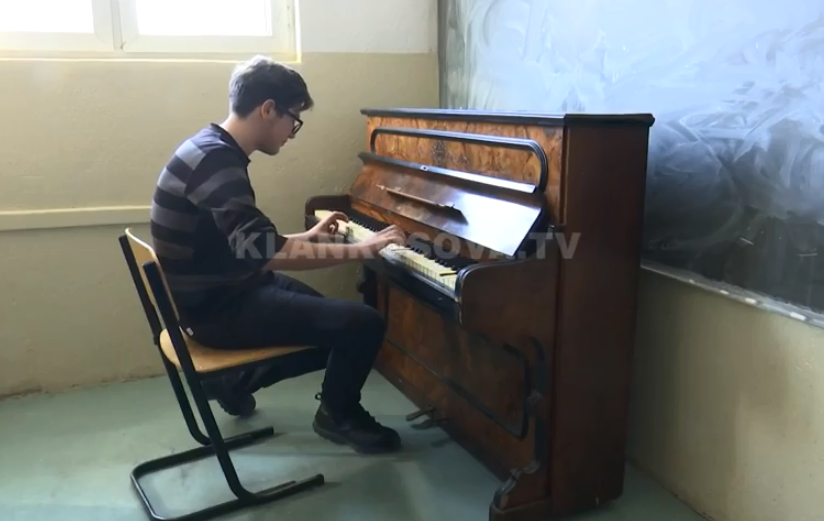 Rahovec, mërgimtari dhuron një piano (VIDEO)