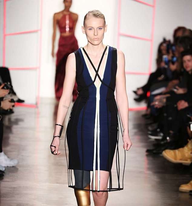 Modelja humb të dyja këmbët pas përdorimit të tamponit (FOTO)