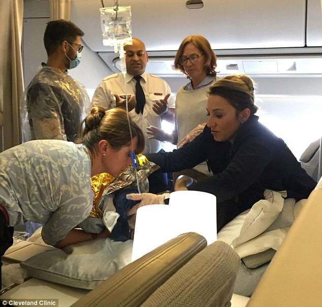 Studenti i urologjisë realizon lindje në aeroplanin për New York (FOTO)