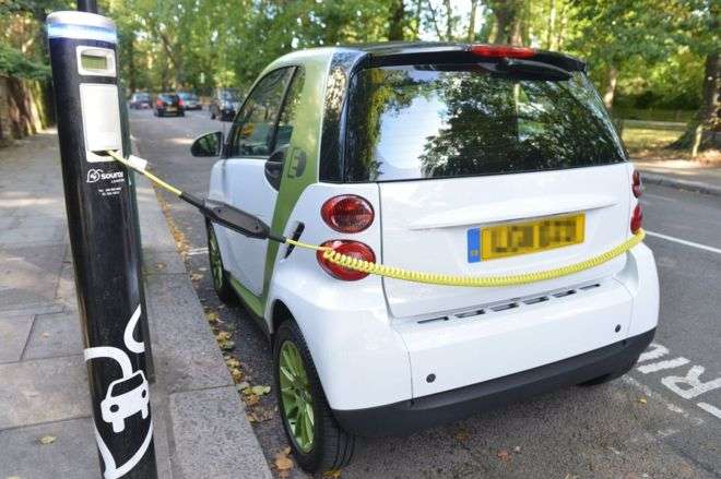 Britani: Shumica e veturave duhet të jenë elektrike deri më 2030