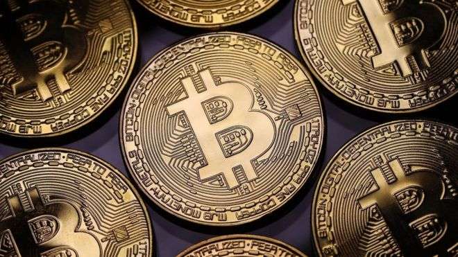 Bitcoin pëson rënie nën 10,000 dollarë