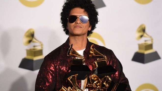 Bruno Mars rrëmben pothuajse të gjitha çmimet në Grammy