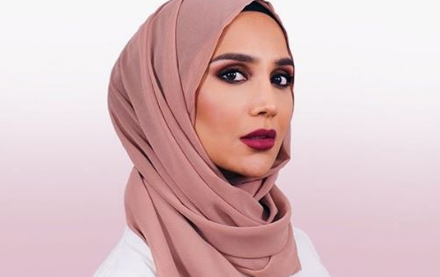 L'oréal Paris bën historinë, promovon produkt me modele me mbulesë (VIDEO)