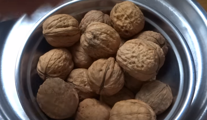 Si të shijoni arrat pa vështirësitë e thyerjes së saj! (VIDEO)