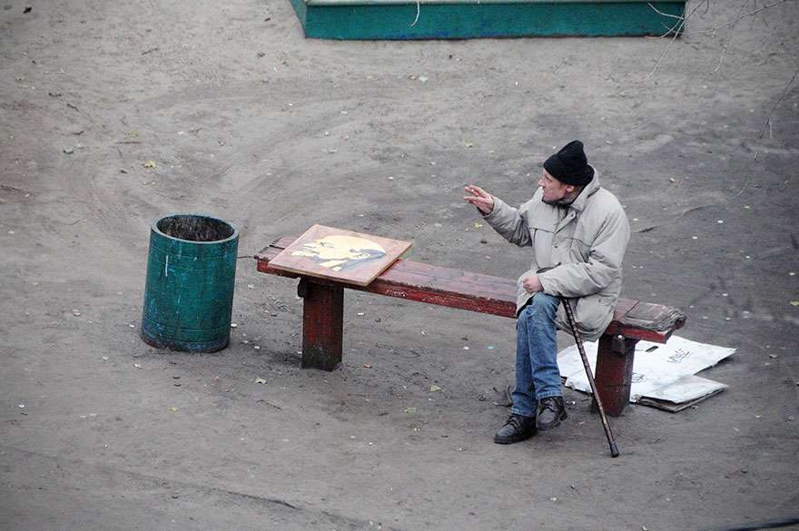 Fotografi shpenzon 10 vjet duke fotografuar stolin e njëjtë