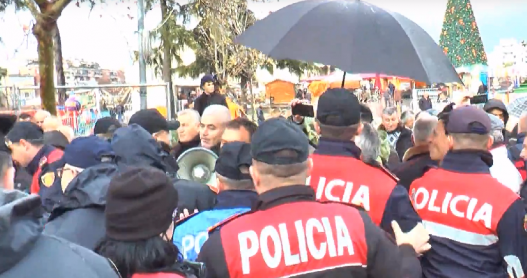 Naftëtarët përplasen me policinë