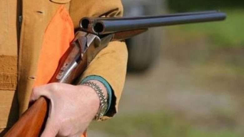 Një burrë e plagos vetën aksidentalisht me pushkë gjuetie