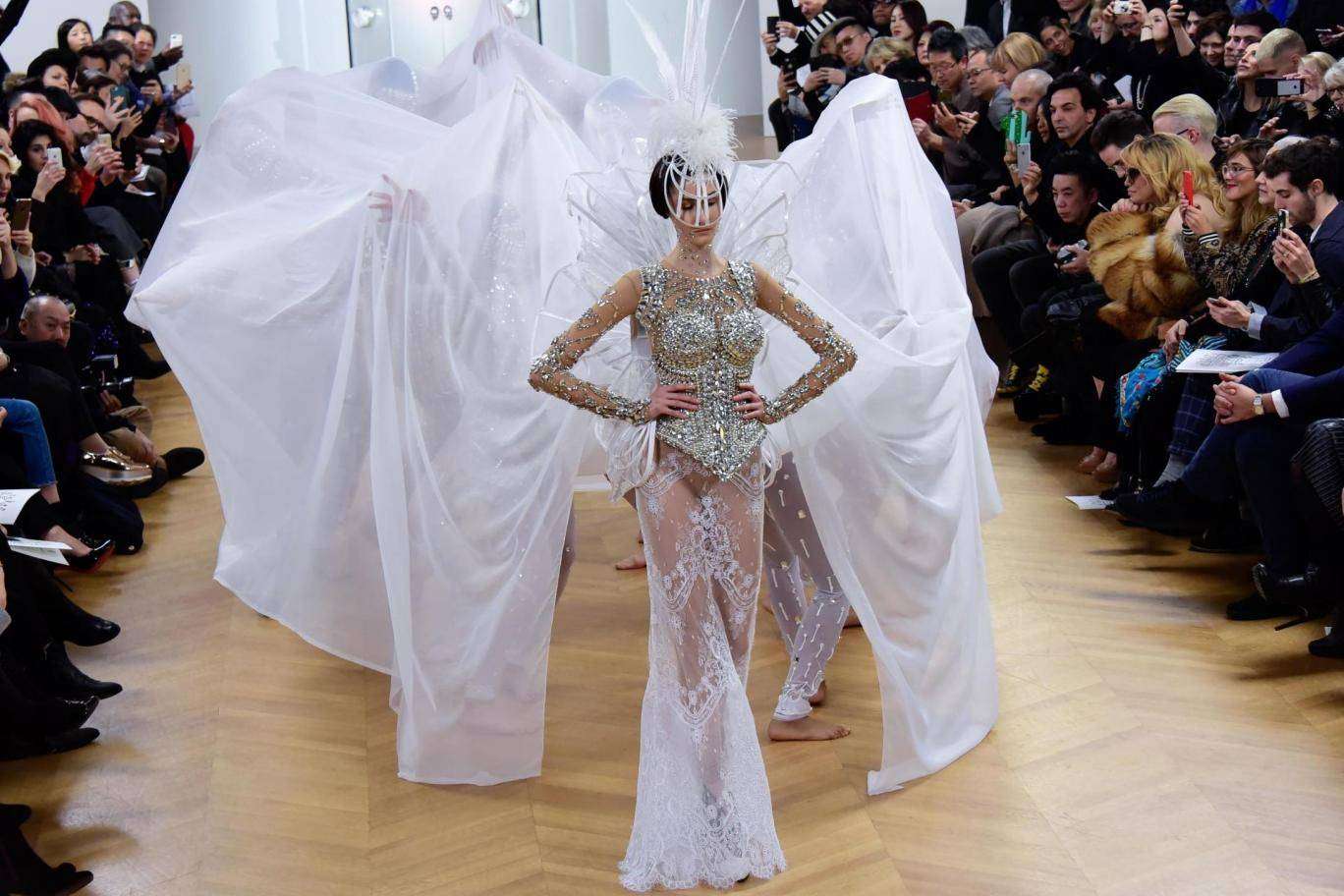 Fustani transparent i nusërisë në Javën e Modës në Paris (FOTO)