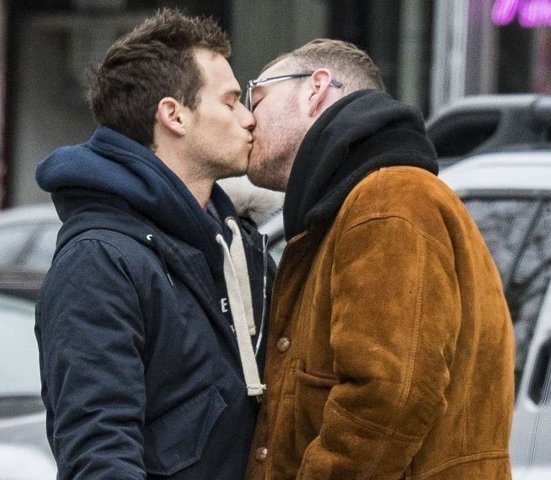 Sam dhe Brandon ndajnë puthje pasiononte në rrugë (Foto)