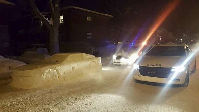Makina e ndërtuar nga bora i mashtroi edhe policët (FOTO)
