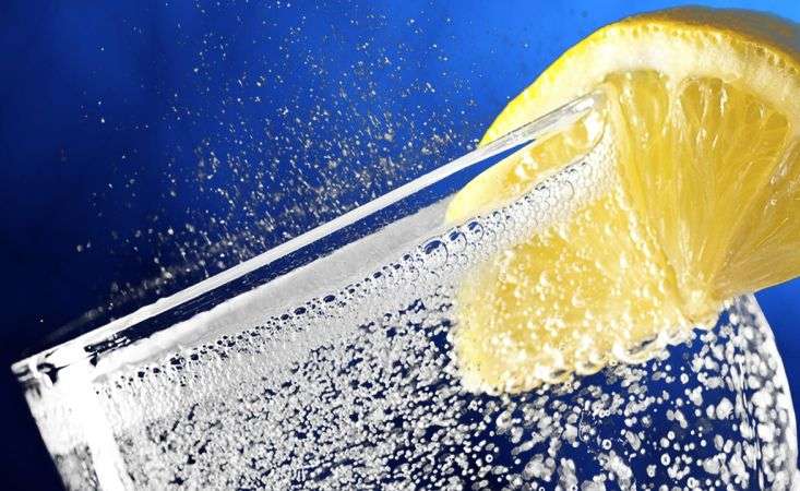 Uji i gazuar ndikon në shtimin e peshës?
