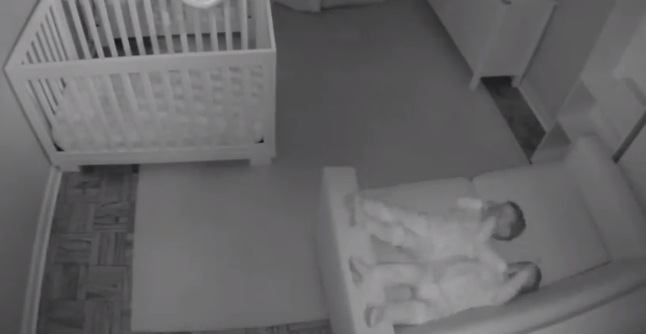 E pamundur t'i zë gjumi këta binjak (VIDEO)