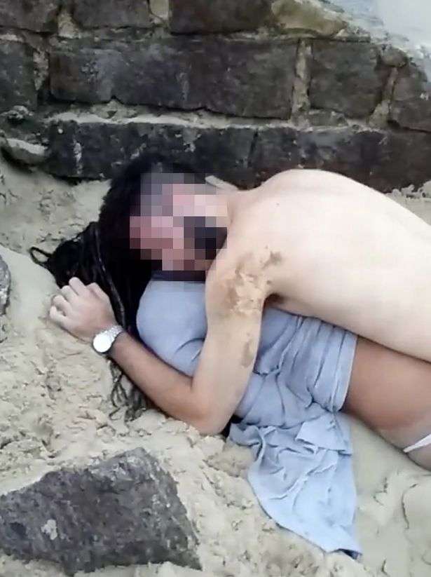 I zë gjumi duke bërë seks në plazh (VIDEO)