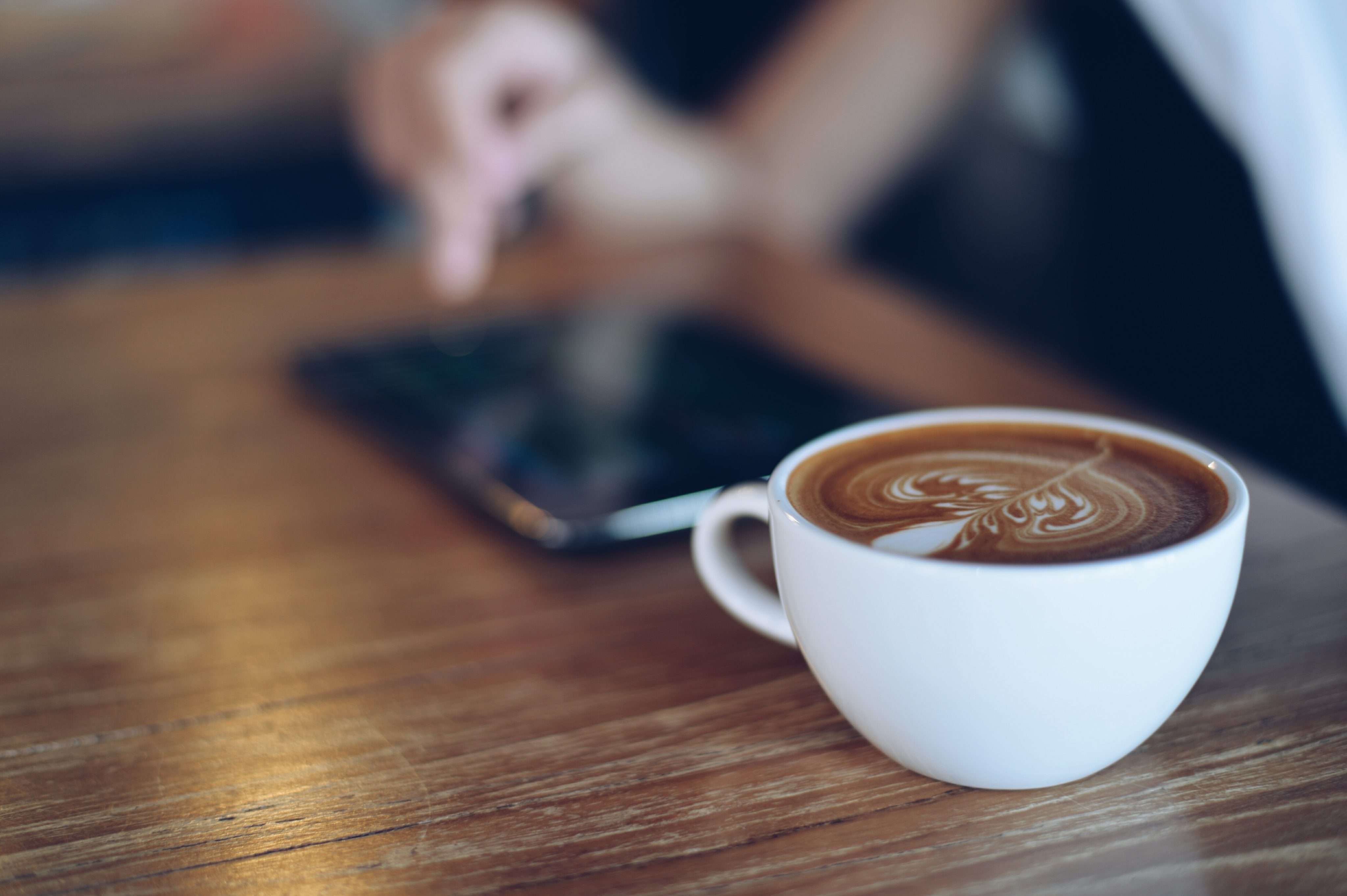 Pse nuk duhet të pini kafe me stomakun e zbrazët?