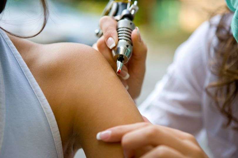 Pas shtatë vjetësh kuptoi se tatuazhi për nënën nuk kishte kuptim
