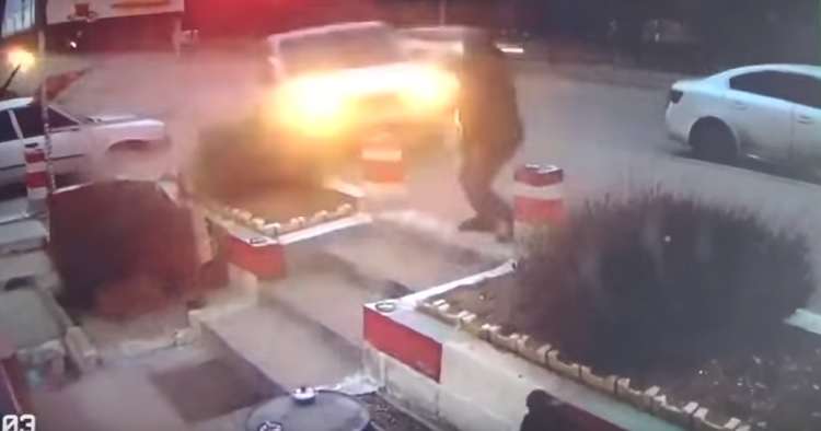 Del të pijë cigare, goditet nga vetura (Video)