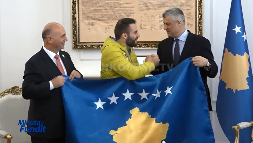 Ekipit Olimpik të Kosovës i dorëzohet flamuri i shtetit nga presidenti (VIDEO)