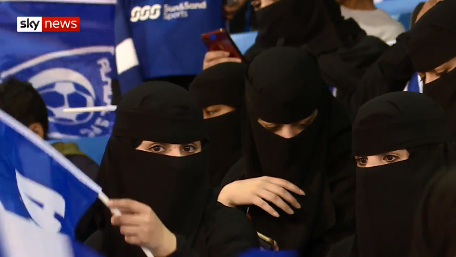 Grave në Arabi iu lejohet të shikojnë futboll (FOTO)